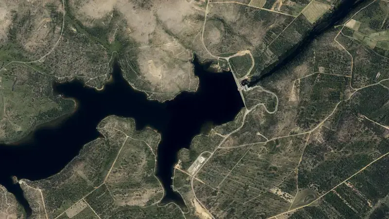 Satellite view of Agavanzal, Nª Sª de reservoir, Duero, Spain