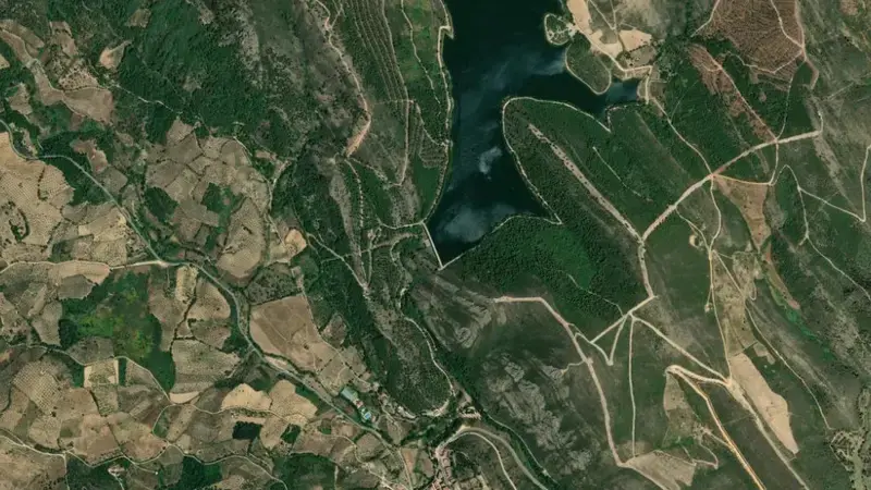 Satellite view of Cancho del Fresno reservoir, Cáceres, Extremadura, Spain