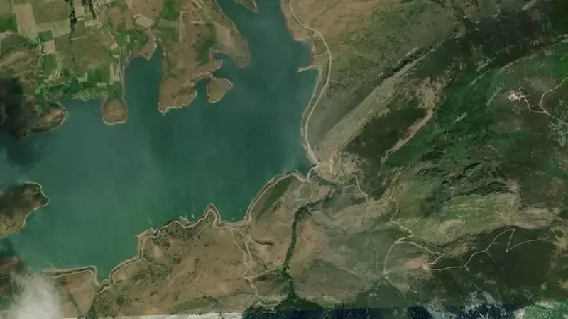 Satellite view of Casares de Arbas reservoir, León, Castile and León, Spain
