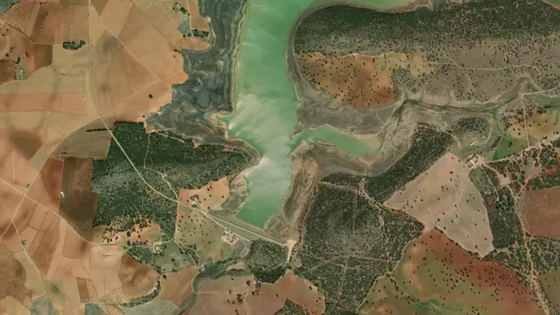 Satellite view of La Cabezuela reservoir, Ciudad Real, Castile-La Mancha, Spain