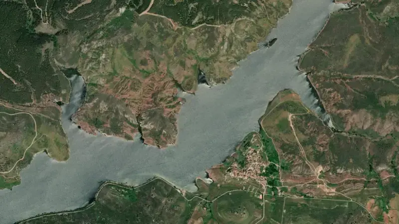 Satellite view of Pálmaces reservoir, Guadalajara, Castile-La Mancha, Spain