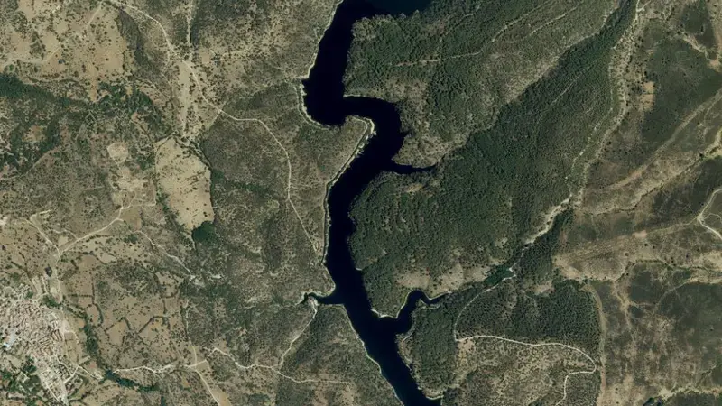 Satellite view of El Villar reservoir, Community of Madrid, Spain