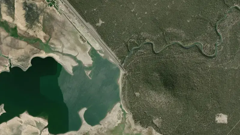Satellite view of Wickiup Reservoir and Dam reservoir, Oregon, United States